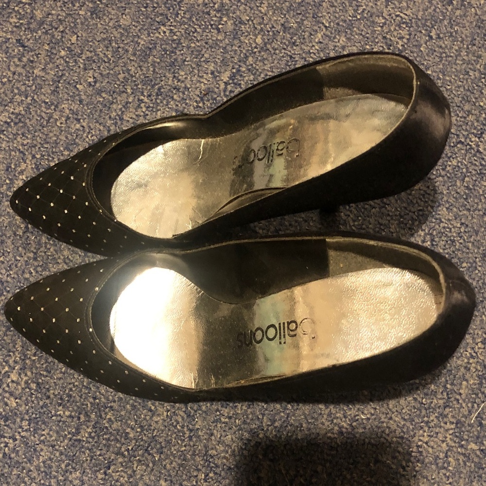 Women's Black Pointed Toe Pump with silver dots Detail